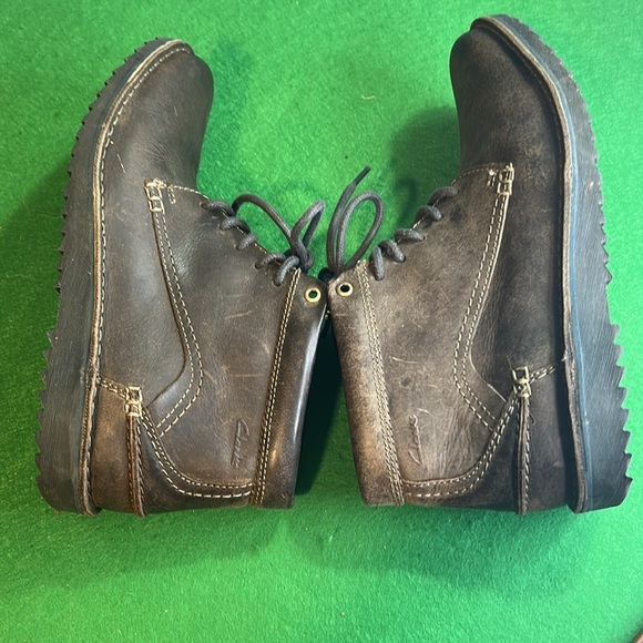 CLARKS EDGEWICK CHUKKA BOOT MENS SZ 8.5 - Picture 1 of 12